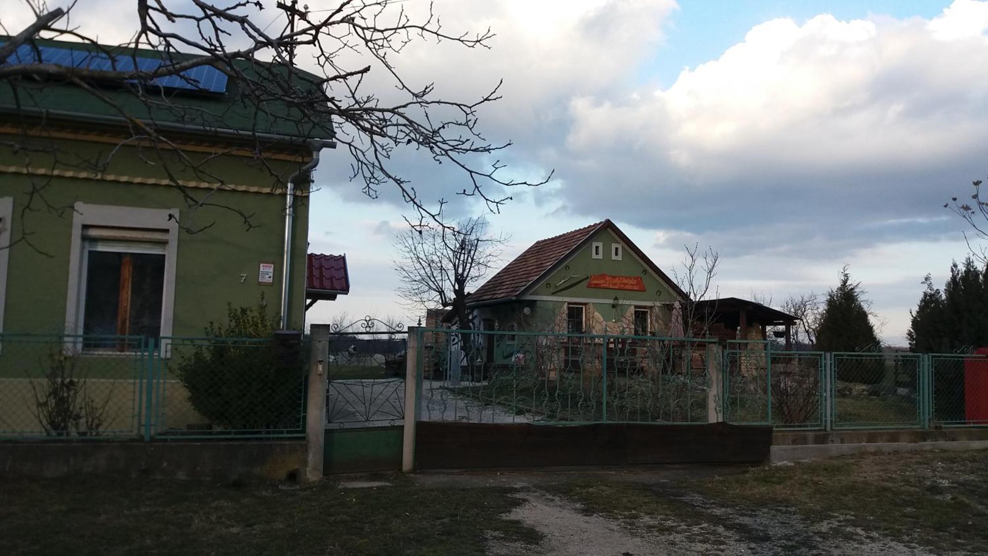 Nicolaj Vendeghaz Es Tanya Hotel Ngoại thất bức ảnh